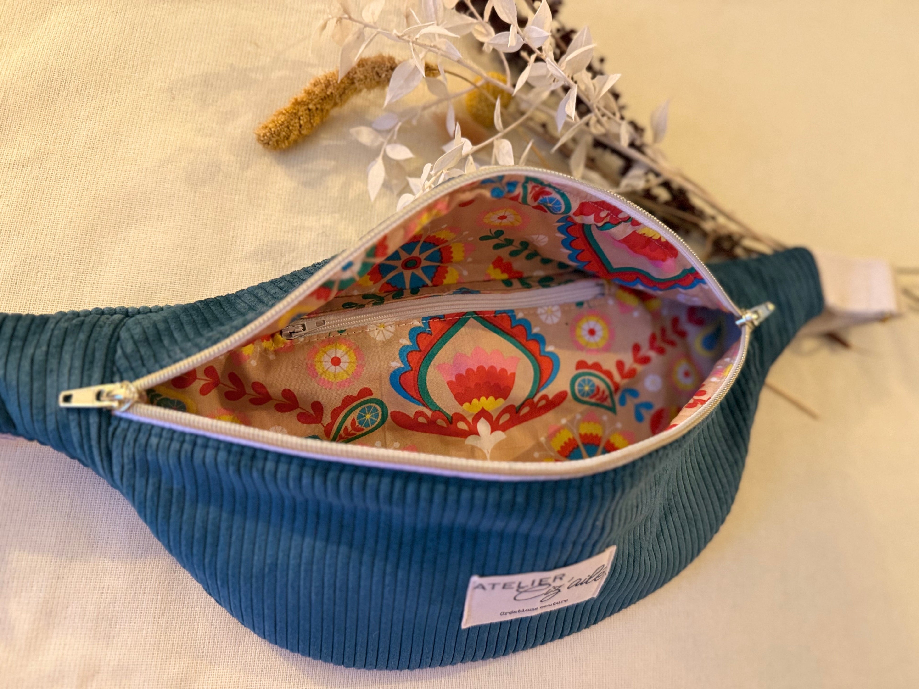 Sac banane en velours côtelé bleu paon