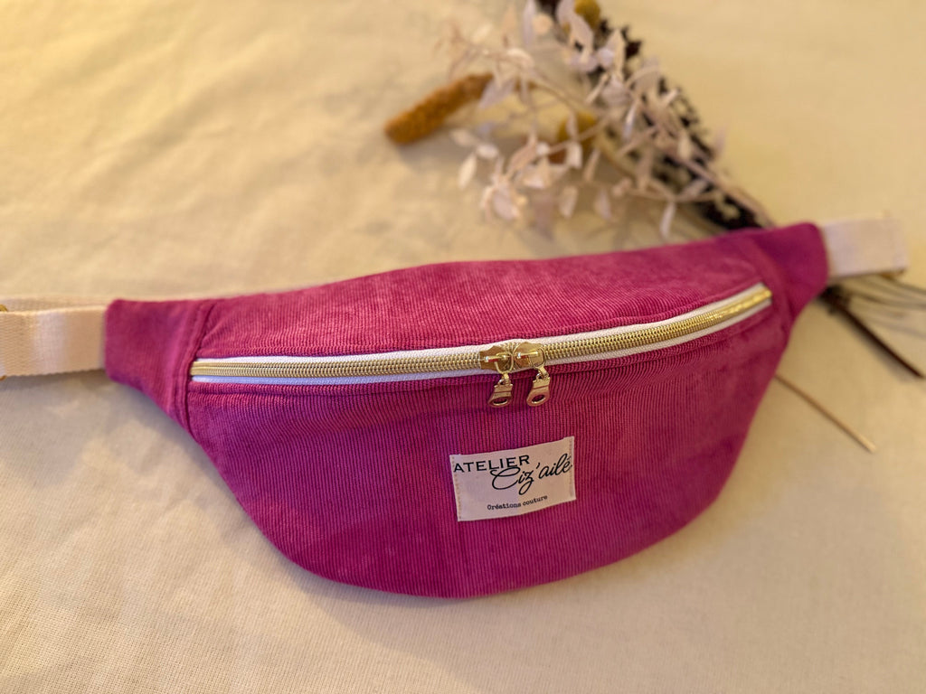 Sac banane en velours côtelé fuchsia
